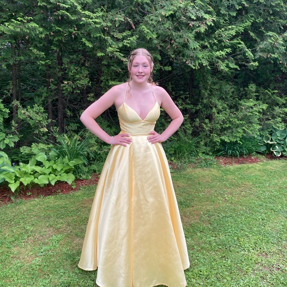 Size 4 Sherri Hill in yellow. - Picture 2 of 2